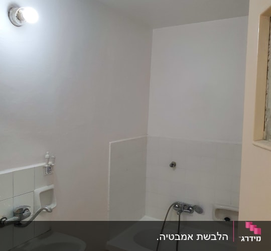 אמבטיה עם אריחים לבנים וברז מקלחת